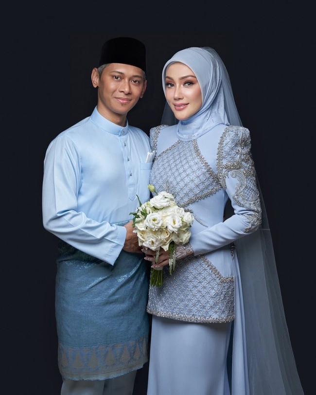 Erra Fazira tampil anggun mengenakan gaun biru muda rancangan desainer lokal di hari pernikahannya.  Foto: Dok. Instagram Erra Fazira