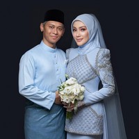 Erra Fazira tampil anggun mengenakan gaun biru muda rancangan desainer lokal di hari pernikahannya.  Foto: Dok. Instagram Erra Fazira