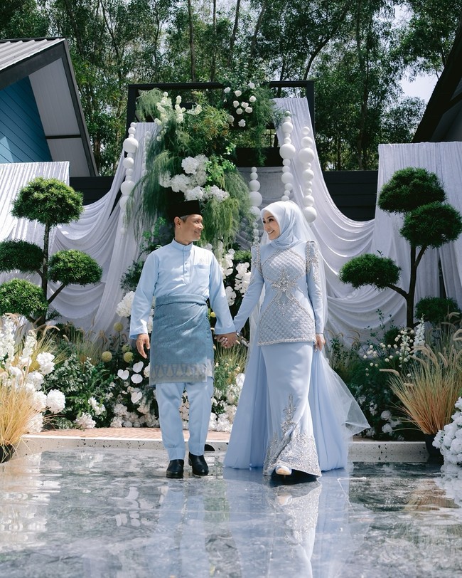 Ijab kabul Ezwan Zain dan Erra Fazira yang dipimpin oleh perwakilan Majelis Agama Islam Selangor digelar di area outdoor dengan dekorasi nuansa putih. Foto: Dok. Instagram Erra Fazira