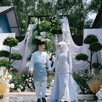 Ijab kabul Ezwan Zain dan Erra Fazira yang dipimpin oleh perwakilan Majelis Agama Islam Selangor digelar di area outdoor dengan dekorasi nuansa putih. Foto: Dok. Instagram Erra Fazira