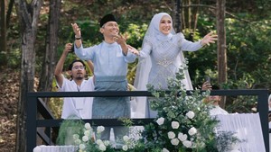 Prosesi akad nikah Erra Fazira digelar outdoor dengan dekorasi putih yang elegan dan sakral. Foto: Dok. Instagram Erra Fazira