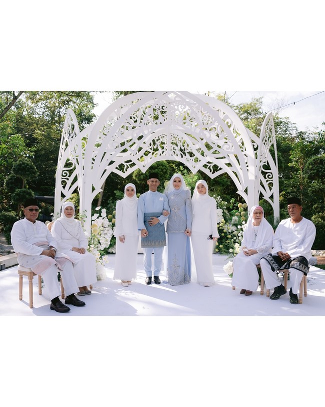 Aktris berusia 51 tahun itu memasuki ruangan akad didampingi oleh anak dari pernikahannya dengan Engku Emran, Aleesya. Mantan suami Erra Fazira, Engku Emran dikenal publik Indonesia sebagai mantan suami Laudya Cynthia Bella. Foto: Dok. Instagram Erra Fazira