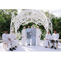 Aktris berusia 51 tahun itu memasuki ruangan akad didampingi oleh anak dari pernikahannya dengan Engku Emran, Aleesya. Mantan suami Erra Fazira, Engku Emran dikenal publik Indonesia sebagai mantan suami Laudya Cynthia Bella. Foto: Dok. Instagram Erra Fazira