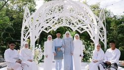 Potret Pohon Emas Jadi Mas Kawin Penyanyi dan Aktris Erra Fazira