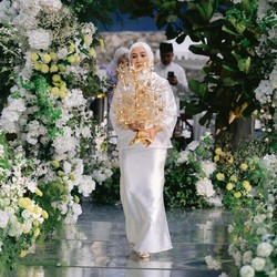 Potret Pohon Emas Jadi Mas Kawin Penyanyi dan Aktris Erra Fazira