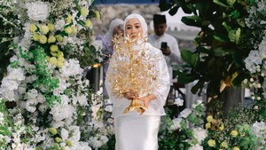 Mas kawin pohon bunga emas seberat 102 gram jadi simbol istimewa pernikahan Erra Fazira dan Ezwan Zain. Foto: Dok. Instagram Erra Fazira