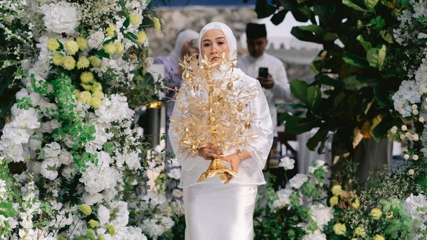 Potret Pohon Emas Jadi Mas Kawin Penyanyi dan Aktris Erra Fazira