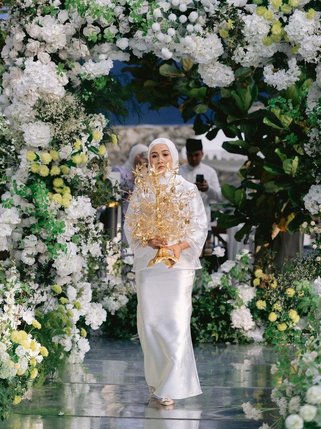 Potret Pohon Emas Jadi Mas Kawin Penyanyi dan Aktris Erra Fazira