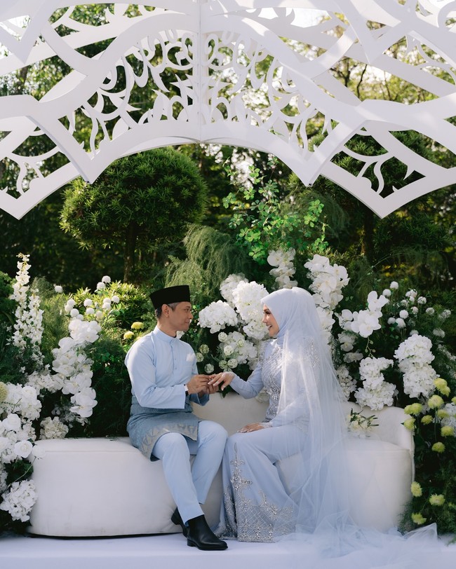 Erra Fazira, resmi menikah dengan pengusaha Ezwan Zain atau yang dikenal sebagai Mr E dalam sebuah prosesi akad nikah pada Jumat (12/12/2025) di Rinjani Majestic, Kampung Melayu Subang, Shah Alam, Malaysia. Foto: Dok. Instagram Erra Fazira
