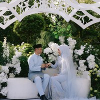 Erra Fazira, resmi menikah dengan pengusaha Ezwan Zain atau yang dikenal sebagai Mr E dalam sebuah prosesi akad nikah pada Jumat (12/12/2025) di Rinjani Majestic, Kampung Melayu Subang, Shah Alam, Malaysia. Foto: Dok. Instagram Erra Fazira