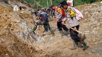 Polri Terus Tangani Bencana Aceh-Sumatera: Bangun Jembatan Darurat- Sumur Bor