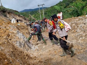Polri Terus Tangani Bencana Aceh-Sumatera: Bangun Jembatan Darurat- Sumur Bor