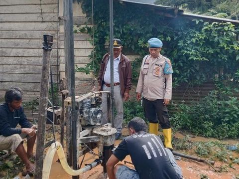 Personel Polri terlibat bangun jembatan darurat dan sumur bor untuk korban bencana Aceh-Sumatera (dok.Polri) Personel Polri terlibat bangun jembatan darurat dan sumur bor untuk korban bencana Aceh-Sumatera (dok.Polri)