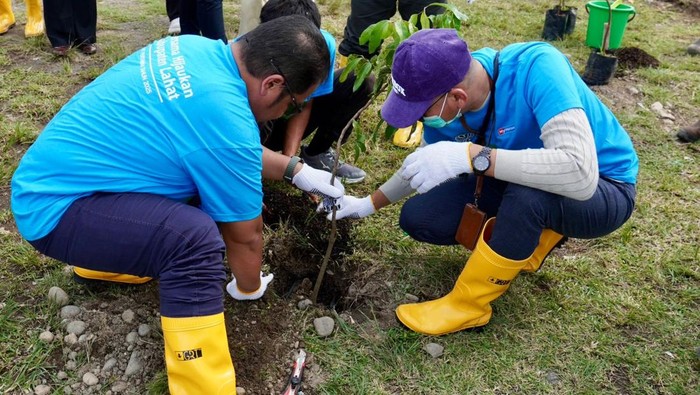 Pertamina Tanam Ratusan Pohon-Tebar 3.000 Bibit Ikan di DAS Lematang