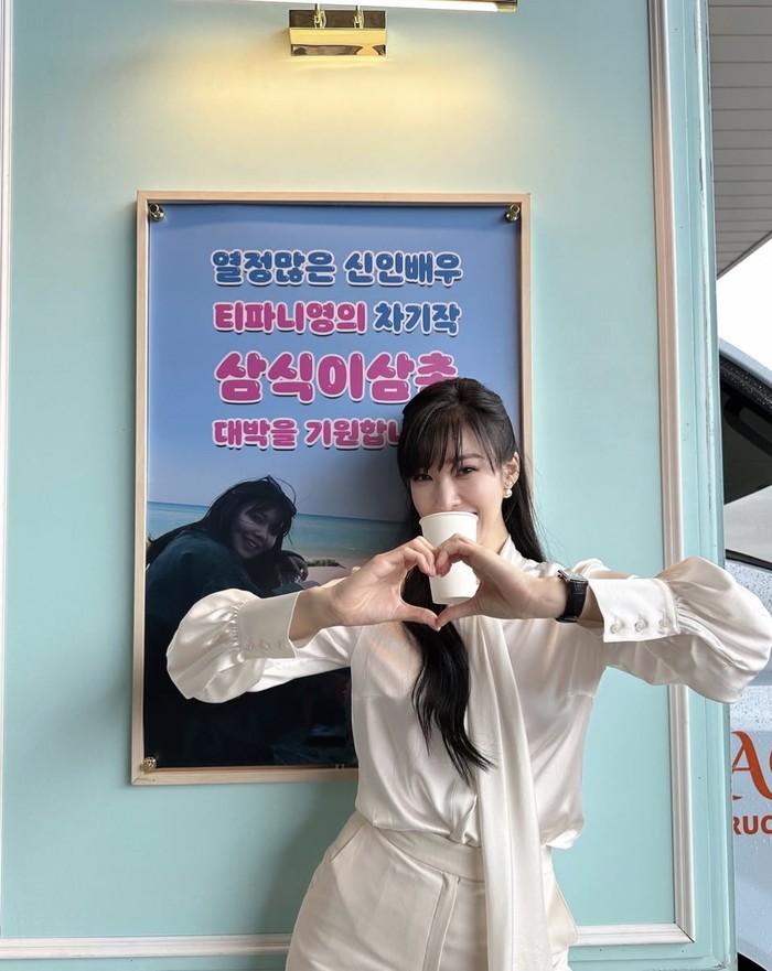 Pesona Tiffany SNSD Saat Makan Bareng Member dan Dapat Coffee Truck