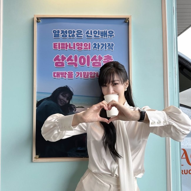 Pesona Tiffany SNSD Saat Makan Bareng Member dan Dapat Coffee Truck