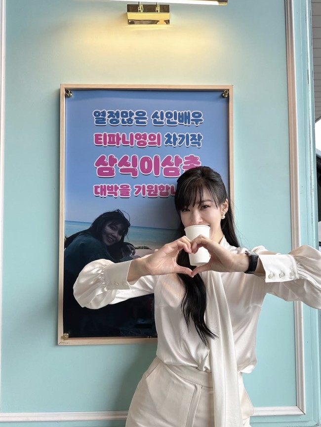 Pesona Tiffany SNSD Saat Makan Bareng Member dan Dapat Coffee Truck