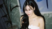 Tahun lalu, momen ulang tahunnya juga berkesan dengan perayaan di hotel bintang 5 di Seoul. Ia mendapatkan kejutan kue ulang tahun hitam putih. Foto: Instagram tiffanyyoungofficial