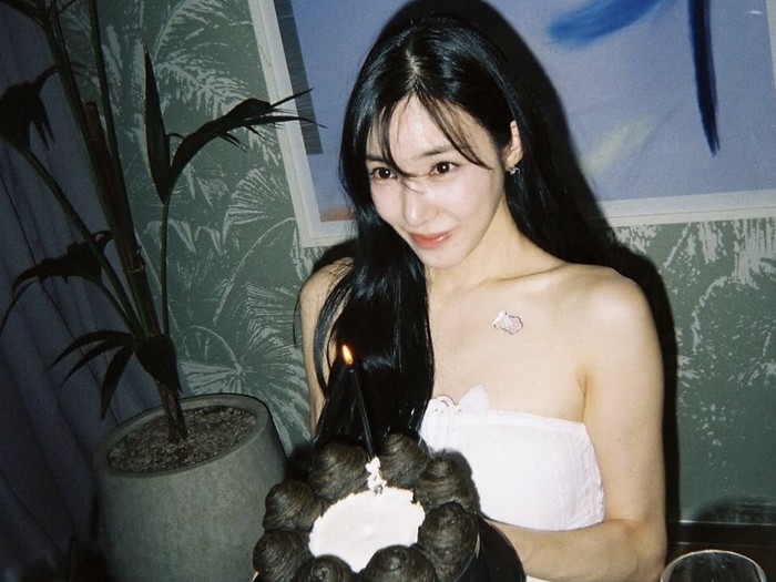 Pesona Tiffany SNSD Saat Makan Bareng Member dan Dapat Coffee Truck