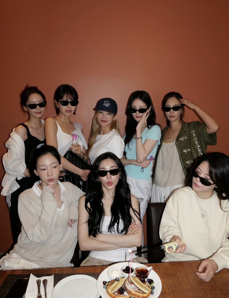 Pesona Tiffany SNSD Saat Makan Bareng Member dan Dapat Coffee Truck