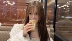 Pesona Tiffany SNSD Saat Makan Bareng Member dan Dapat Coffee Truck