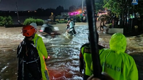 Petugas melakukan penanganan genangan air setinggi mata kaki yang berlokasi di jalan utama Desa Pemaron, Kecamatan/Kabupaten Buleleng, Minggu (14/12/2025). (BPBD Buleleng)