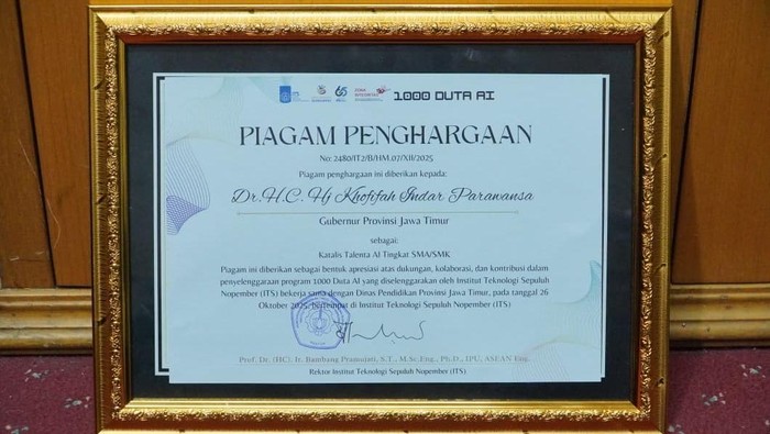 Gubernur Khofifah Terima Penghargaan ITS untuk Pengembangan Talenta AI
