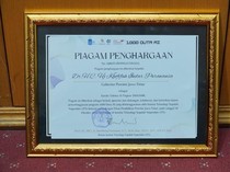 Gubernur Khofifah Terima Penghargaan ITS untuk Pengembangan Talenta AI