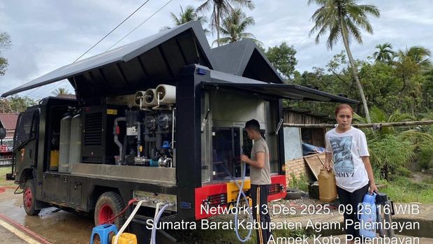 Polri terus melakukan penanganan bencana usai njir bandang yang melanda Sumatera Barat (Sumbar). Polri terus melakukan penanganan bencana usai njir bandang yang melanda Sumatera Barat (Sumbar).