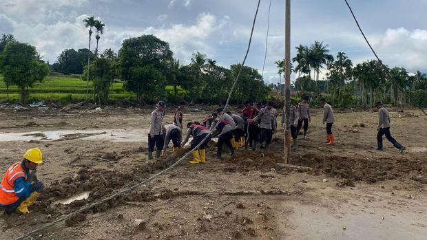 Polri terus melakukan penanganan bencana usai njir bandang yang melanda Sumatera Barat (Sumbar). Polri terus melakukan penanganan bencana usai njir bandang yang melanda Sumatera Barat (Sumbar).