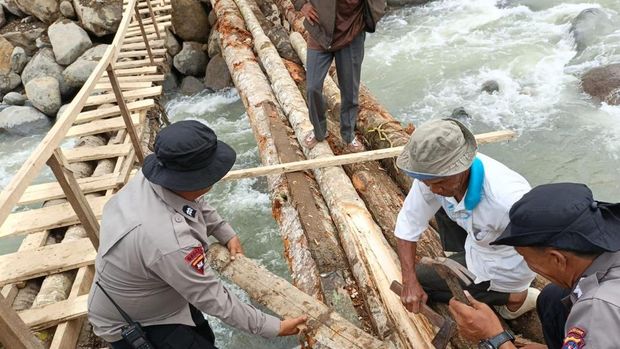 Polri terus melakukan penanganan bencana usai njir bandang yang melanda Sumatera Barat (Sumbar). Polri terus melakukan penanganan bencana usai njir bandang yang melanda Sumatera Barat (Sumbar).