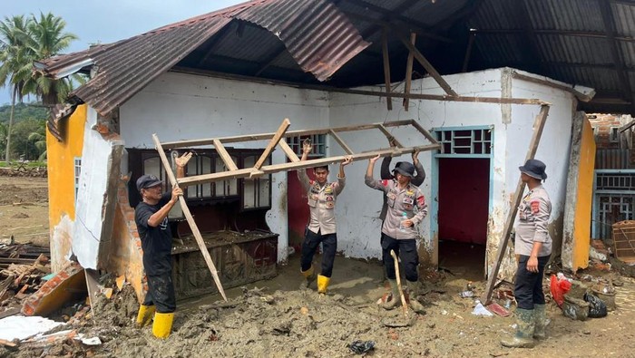 Polri Bantu Korban Bencana Sumbar: Pulihkan Jembatan, Akses Listrik hingga Air