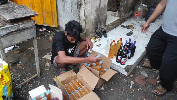 Polsek Brondong Sita Ratusan Botol Miras dari Dua Lokasi