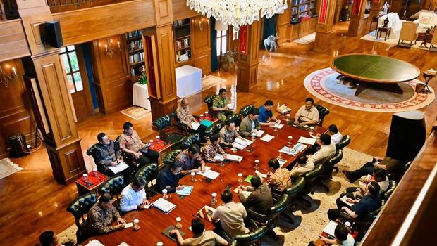 Presiden Prabowo Subianto memanggil sejumlah Menteri Kabinet Merah Putih ke kediaman Hambalang, Bogor, Jawa Barat, Minggu, (14/12/2025). (Instagram/sekretariat.kabinet)