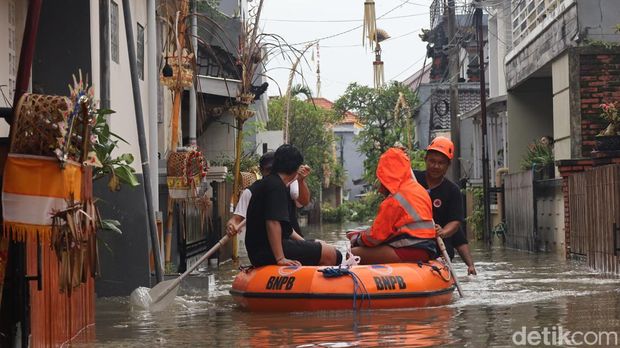 Proses evakuasi warga terdampak banjir di Perumahan Widuri Permai Jalan Gunung Athena, Denpasar, Bali, Minggu (14/12/2025). (Foto: Aryo Mahendro/detikBali) Proses evakuasi warga terdampak banjir di Perumahan Widuri Permai Jalan Gunung Athena, Denpasar, Bali, Minggu (14/12/2025). (Foto: Aryo Mahendro/detikBali)