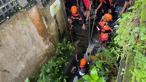Proses evakuasi WNA yang terseret arus banjir dan jasadnya tersangkut di gorong-gorong Desa Tibubeneng, Kuta Utara, Badung, Bali, Minggu (14/12/2025). (Foto: Dok. Polres Badung)