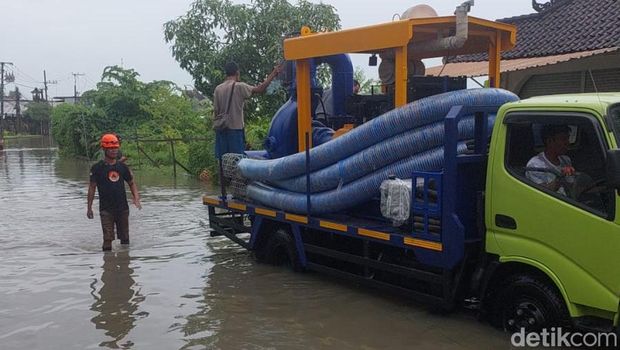 Proses penyedotan genangan banjir di Jalan Kunti II, Seminyak, Kuta, Badung, Minggu (14/12/2025). (Foto: Dok. BPBD Badung) Proses penyedotan genangan banjir di Jalan Kunti II, Seminyak, Kuta, Badung, Minggu (14/12/2025). (Foto: Dok. BPBD Badung)