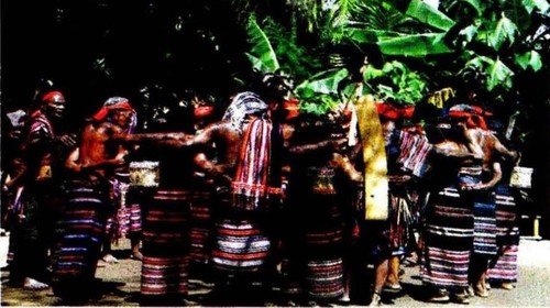 Prosesi Pelaksanaan Tarian Lego-lego (Dok. Buku Tari lego-lego di Kabupaten Alor NTT)