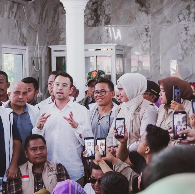 Momen Raffi Ahmad Temui Korban Bencana di Sumatera