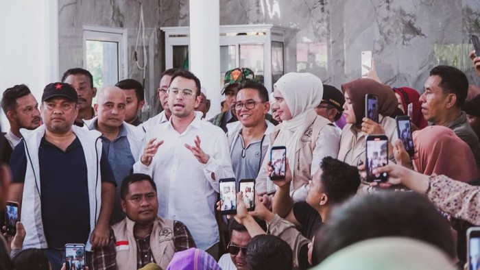 Raffi Ahmad Kunjungi Pengungsi Korban Banjir di Langkat, Sampaikan Pesan Ini