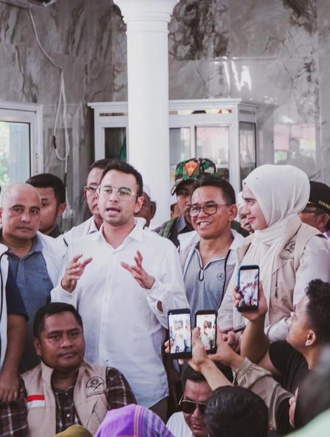 Momen Raffi Ahmad Temui Korban Bencana di Sumatera
