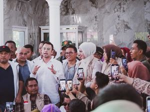 Raffi Ahmad Kunjungi Pengungsi Korban Banjir di Langkat, Sampaikan Pesan Ini
