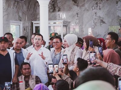 Momen Raffi Ahmad Temui Korban Bencana di Sumatera