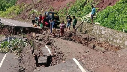 Ruas jalan yang menghubungkan Desa Pandai dan Desa Demondei di Kecamatan Wotan Ulumado, Flores Timur, NTT, diterjang longsor akibat hujan deras beberapa hari terakhir. (Foto: Istimewa)