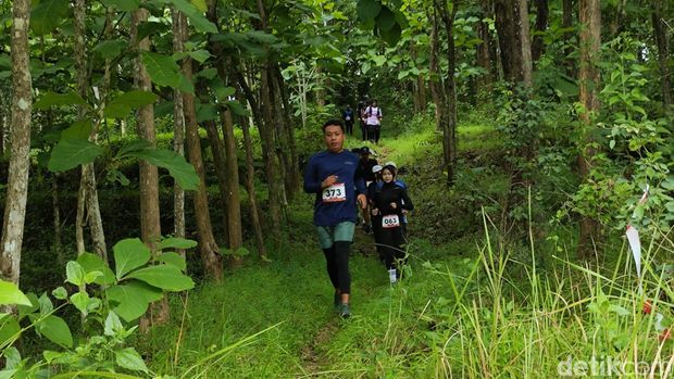 Run to Geopark Para peserta saat mengikuti Run to Geopark di Desa Gununggajah, Kecamatan Bayat, Klaten.