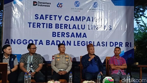 Anggota Baleg DPR RI Benny K. Harman (ke-2 dari kanan) dalam Safety Campaign Tertib Berlalu Lintas di Labuan Bajo, Minggu (14/12/2025).