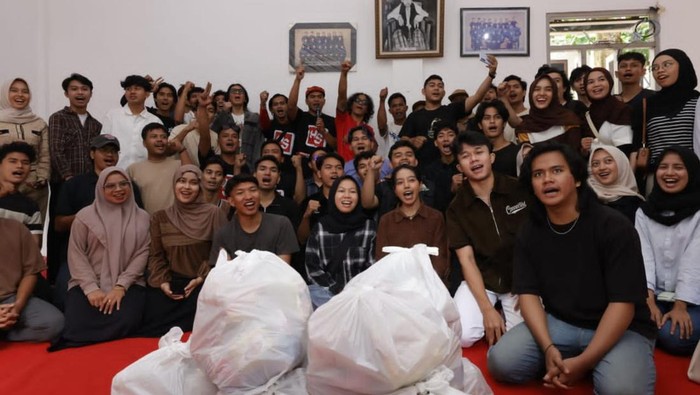 HS Gandeng Slank Salurkan Bantuan untuk Mahasiswa Sumatera di Semarang