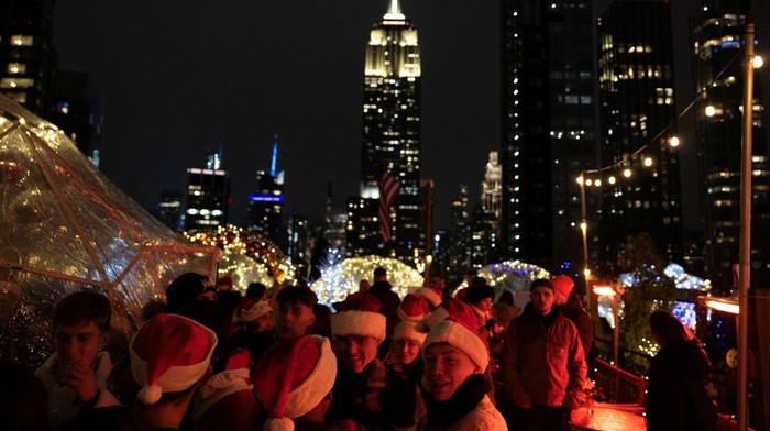 Perayaan tahunan SantaCon kembali digelar dan memeriahkan Kota New York, Amerika Serikat, Sabtu (13/12/2025). Ribuan peserta berkostum Santa Claus memenuhi sejumlah ruas jalan dan ruang publik, menciptakan suasana meriah yang kental dengan nuansa Natal. REUTERS/Ed Ou