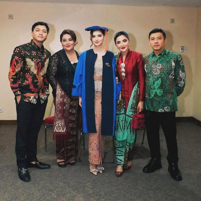 Sarah Menzel Wisuda, Ashanty dan KD Kompak Temani Calon Istri Azriel