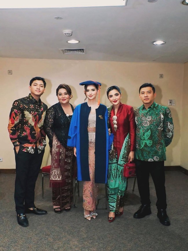Sarah Menzel Wisuda, Ashanty dan KD Kompak Temani Calon Istri Azriel